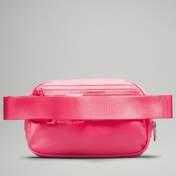 NWT Lululemon Everywhere SAKO Pink 1L Crossbody Beltbag - Picture 3 of 7